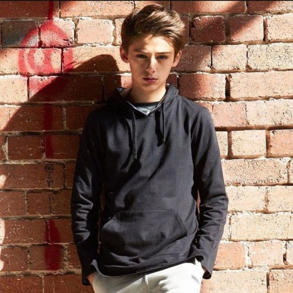 Красивый мальчик на улице