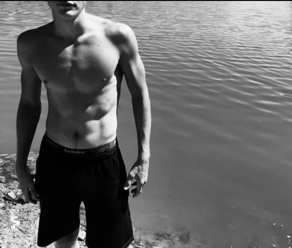 Парень на пляже со спины