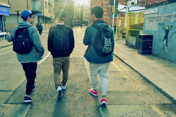 Мальчишки на море