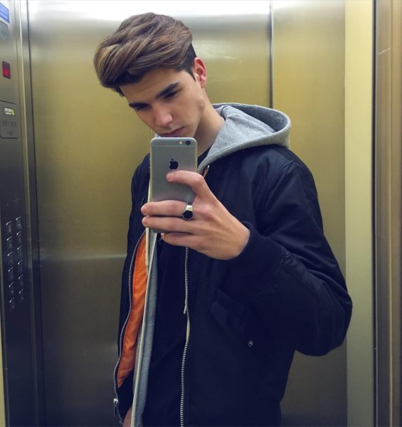 Парень на море