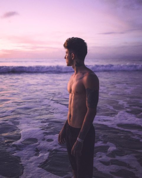 Красивые парни в шортах