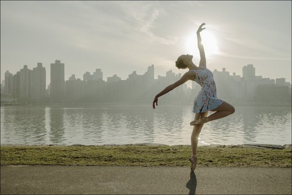 Девушка бежит в поле