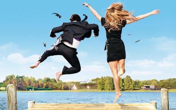 Девушка танцует на закате