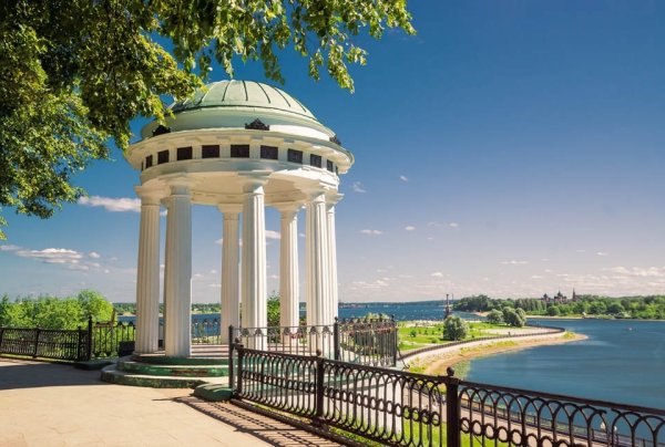 Ярославль беседка на Волжской набережной