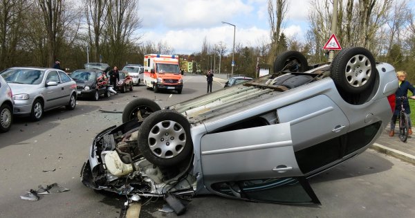 Разбитая черная машина