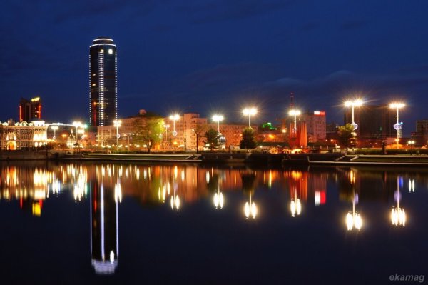 Плотинка Екатеринбург ночью