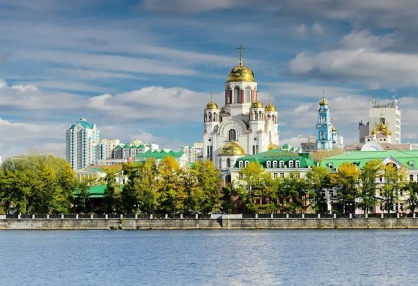 Вид с Плотинки на храм на крови Екатеринбург