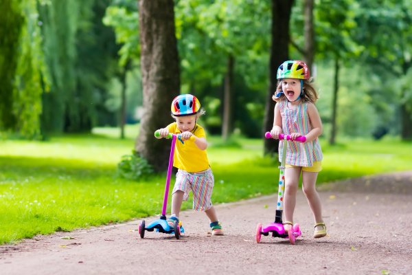 Дети на роликах в парке