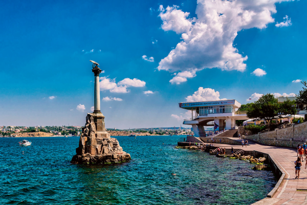 Набережная Севастополя летом