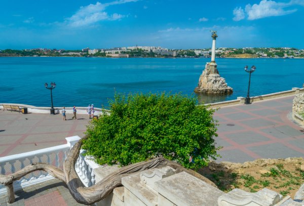 Памятник затопленным кораблям