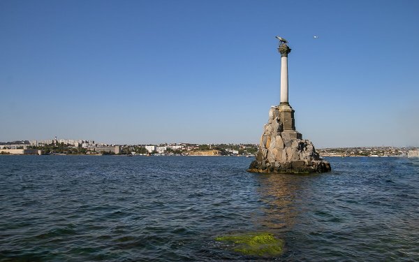 Севастополь осенью памятник затопленным кораблям