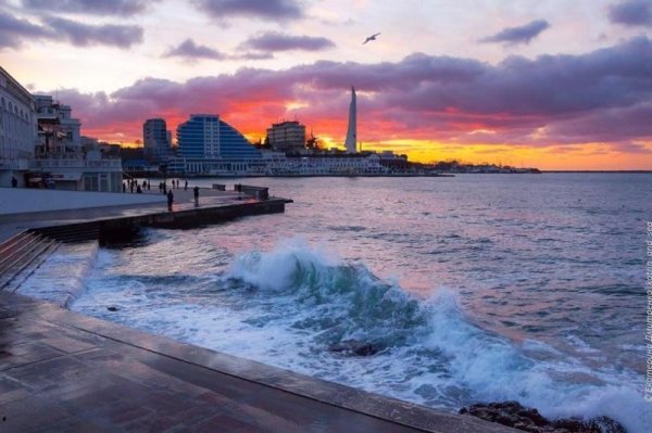 Памятник в воде в Севастополе