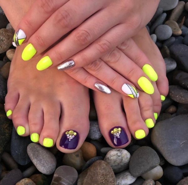 Педикюр яркий летний