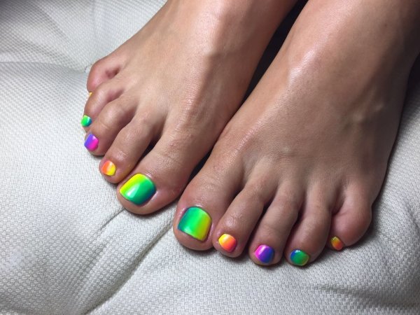 Педикюр яркий летний
