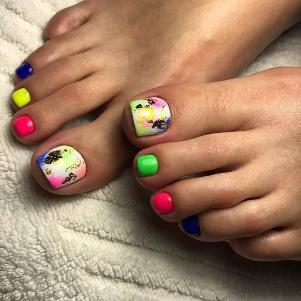 Яркий педикюр