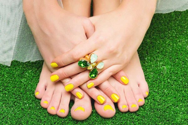 Яркий педикюр