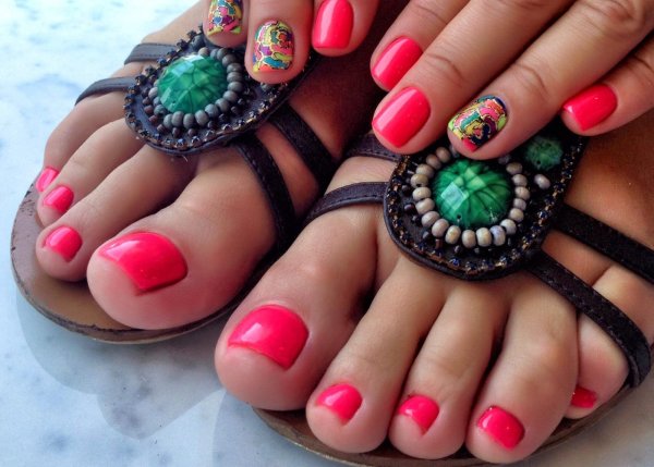 Педикюр яркий летний
