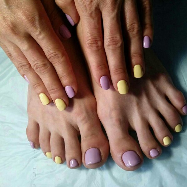 Летний педикюр однотонный