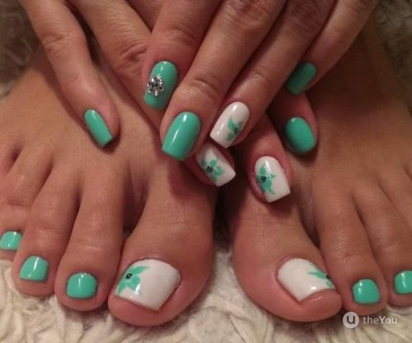 Бирюзовый педикюр