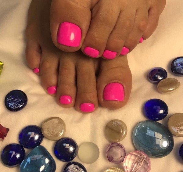 Разноцветный маникюр и педикюр