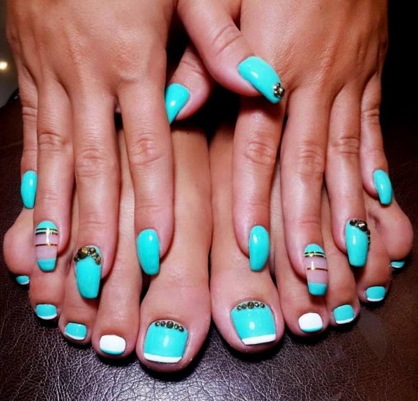 Педикюр в бирюзовом цвете