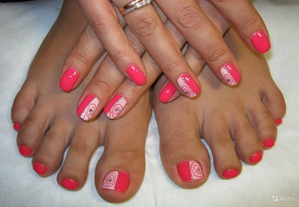 Маникюр и педикюр в одном стиле