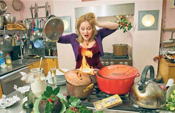 Женщина суетится на кухне