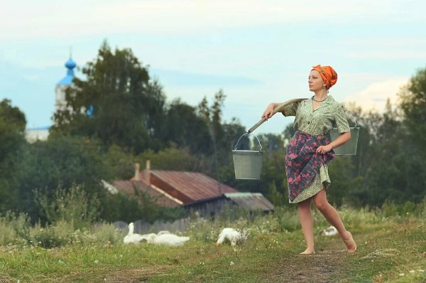 Женщина с ведром