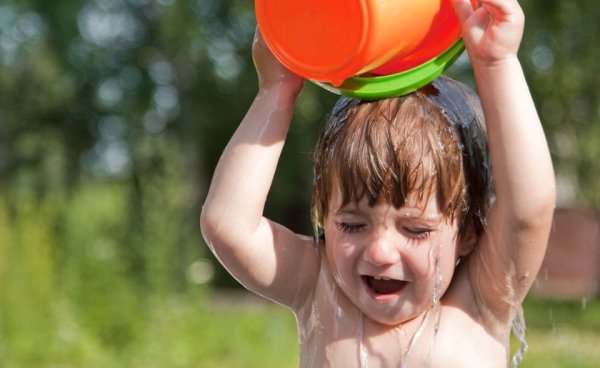 Дети брызгаются в реке