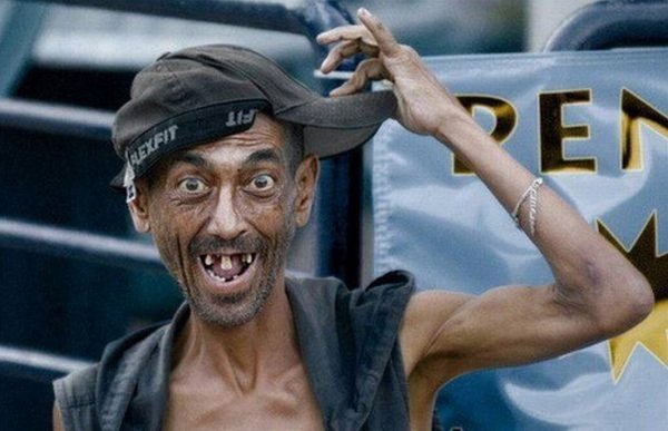 Смешная девочка в очках