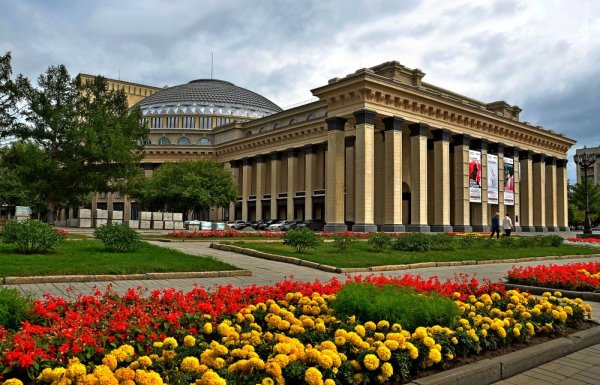 Оперный театр Новосибирск лето