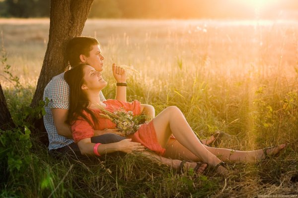Парень и девушка в поле
