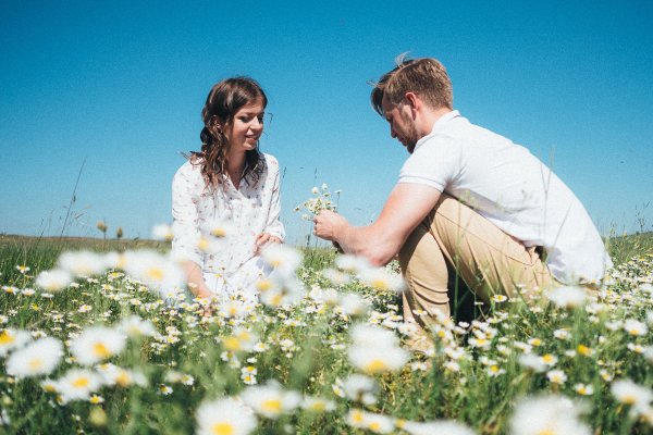 Парень и девушка в поле