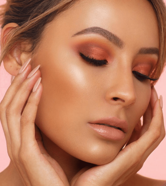 Девушка с косметикой