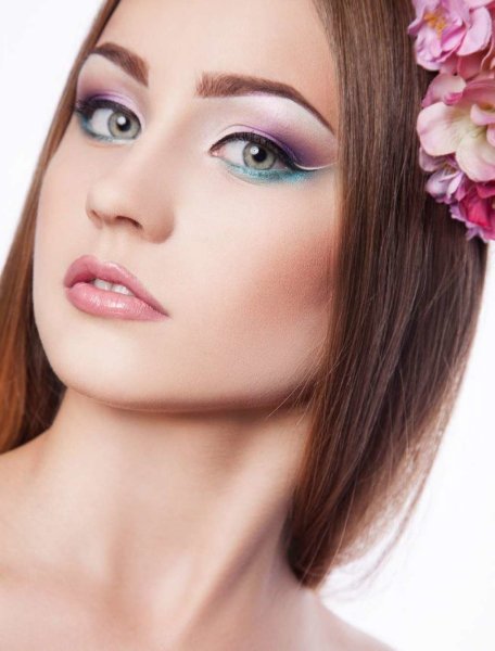 Яркий блестящий макияж