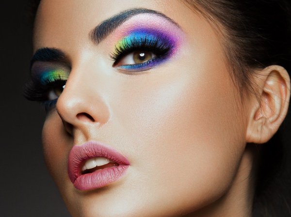 Яркий макияж