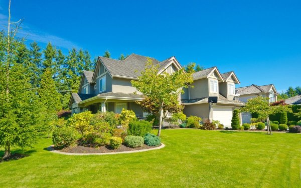 Загородный дом с газоном