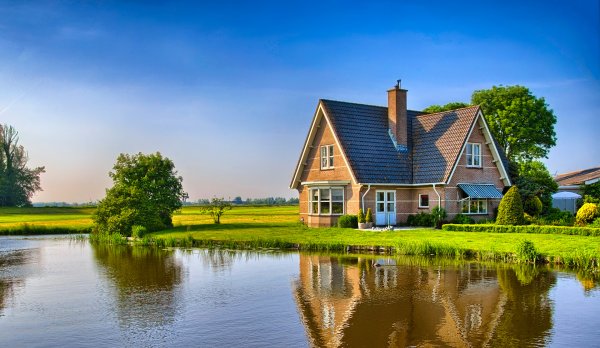 Загородный дом с садом