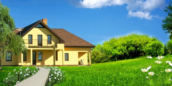 Дом с лужайкой