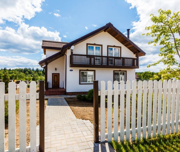 Дом Каленов в лесу у озера