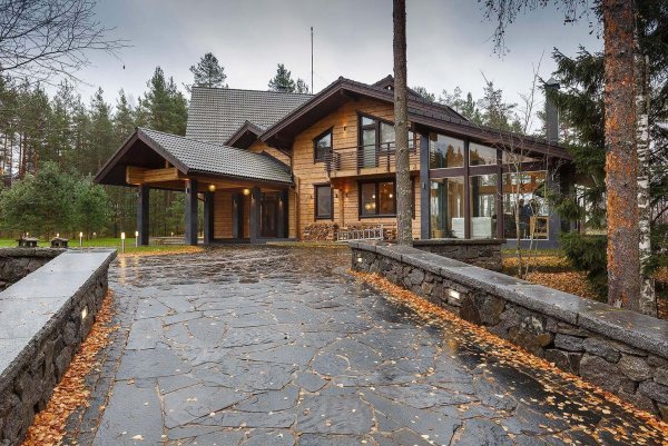 Красивый сад в деревне