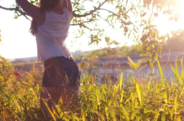Девушка в воде со спины