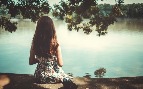 Брюнетка со спины