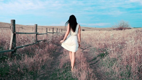 Девушка со спины брюнетка на море