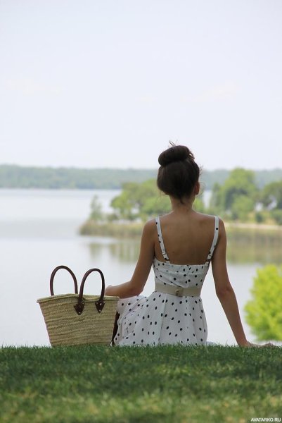 Брюнетка на пляже со спины