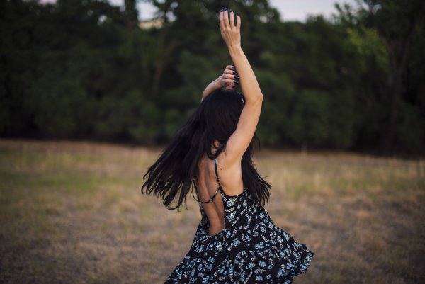 Девушка брюнетка на море