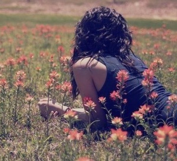 Брюнетка со спины на природе