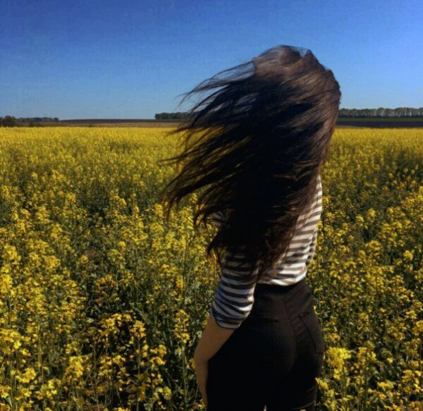 Девушка с боку