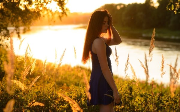 Брюнетка в подсолнухах спиной