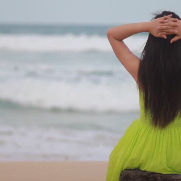 Лето девушка со спины